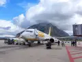 Samolot Buzz by Ryanair na lotnisku na Sycylii, z górami w tle.