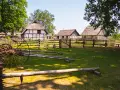 Muzeum Wsi Słowińskiej w Klukach to skansen z tradycyjnymi chatami i zabytkowym sprzętem rolniczym.