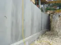 Muro de hormigón prefabricado para un sótano en construcción. El coste de construcción del sótano se ve reflejado en estos materiales.