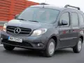 Szary Mercedes Citan na drodze. Choć praktyczny, warto znać jego potencjalne mercedes citan wady przed zakupem.