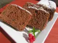 Rebanadas de bizcocho de colacao con trocitos de chocolate, espolvoreado con azúcar glas y decorado con grosellas y menta.