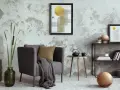 Salón moderno con pared texturizada que combina papel pintado y pintura. Sillón gris, mesa auxiliar dorada, estantería y arte abstracto.