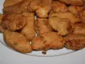 Un plato blanco lleno de trozos dorados y crujientes de japuta en adobo, listos para disfrutar.