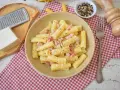 Pyszne danie z makaronem rigatoni, guanciale i pecorino. Idealne na szybki obiad, oto pasta alla Gricia przepis.