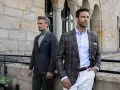 Dwóch eleganckich mężczyzn w marynarkach w kratę. Jeden ma szary golf, drugi błękitną koszulę. Stylowy mankiet co to?