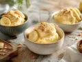 Cremiges Bananensirbet in Schalen, garniert mit Bananenscheiben und Nüssen. Ein erfrischender Genuss!