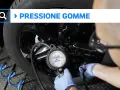 Controllo pressione gomme auto, anteriori e posteriori, con manometro.