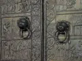 Drzwi gnieźnieńskie z lwimi uchwytami i płaskorzeźbami przedstawiającymi sceny biblijne i historyczne.