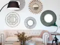 Salón moderno con sofá blanco, lámpara de pie y varios espejos decorativos que siguen principios de feng shui para atraer energía positiva.