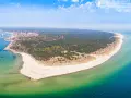 Półwysep Helski z lotu ptaka, idealne miejsce na wycieczki kolejowe po Polsce. Piękne plaże, lasy i morze.