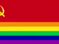 Flaga ZSRR z sierpem i młotem na czerwonym tle, poniżej tęczowe pasy symbolizujące społeczność LGBTQ+.
