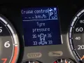 Cruscotto auto: Cruise control attivo, ma attenzione alla pressione pneumatici bassa. Cosa fare? Controllare e gonfiare gli pneumatici.