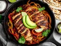 Fajitas de pollo con pimientos, aguacate y tortillas. ¡Un festín listo para disfrutar!
