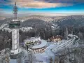 Wieża widokowa i zjeżdżalnia to główne atrakcje na górze parkowej. Zimowy krajobraz zachwyca.