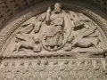 Kamienna płaskorzeźba przedstawia Chrystusa z symbolami ewangelistów: lew (Marek), orzeł (Jan), anioł (Mateusz), wół (Łukasz). Poniżej siedzi dwunastu apostołów.