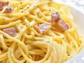 Un plato de pasta cremosa con trozos de panceta y pimienta negra molida, una auténtica carbonara original.