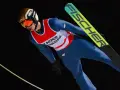 Skoczek narciarski w locie, przygotowujący się do Mistrzostw Świata Juniorów w Skokach Narciarskich 2026.