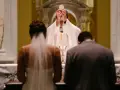 Para młoda klęczy przed ołtarzem, kapłan podnosi hostię. Modlitwa za żonę w tym ważnym dniu.