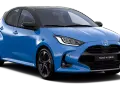 Niebieski Toyota Yaris Hybrid z czarnym dachem. Sprawdź aktualną toyota yaris cena i wybierz swój wymarzony samochód.