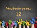 Kolorowe dłonie dzieci z uśmiechniętymi buźkami na tle tablicy z napisem "Mnożenie przez 12".
