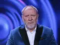 Andrzej Grabowski żyje i wygląda na zmęczonego, siedząc w niebieskiej marynarce na tle niebieskich świateł.