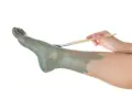 Application d'un masque d'argile sur un pied, comme un soin pour un clou au pied.