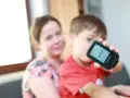 Chłopiec z mamą monitoruje poziom glukozy, co może być związane z objawami cukrzycy u dzieci.