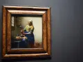 Une femme verse du lait dans un bol, une scène de la vie quotidienne magnifiquement rendue par la technique de peindre à l'huile.