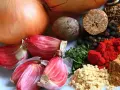 Cebollas, ajos rosados y especias como pimentón y comino, algunos de los alimentos ricos en quercetina para una dieta saludable.