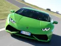 Zielony Lamborghini Huracan na torze wyścigowym. Sprawdź, jaka jest aktualna lamborghini huracan cena i możliwości tego cacka.