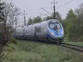 Srebrno-niebieski pociąg Pendolino jedzie po torach. W tle drzewa i słupy trakcyjne. Może to opóźnienie pociągu zwrot?