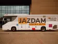 Biały autobus szkolny z napisem "JAZDAM SZKOŁA JAZDY" i numerem telefonu. Idealny do nauki jazdy kategorii D.