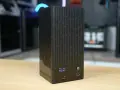 Svart, vertikalt fläktat chassi för en Raspberry Pi NAS med en liten display och USB-portar på framsidan.
