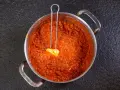 Herzhaftes Ragu in einem Topf, bereit für ein köstliches Ragu Rezept. Ein Löffel mit Butter liegt darin.