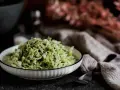 Ein cremiges Hauptgericht mit fein gehobeltem Kohl und Dill. Ein einfaches, aber köstliches Rezept, das an Gurkensalat erinnert.