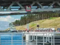 Uroczyste otwarcie przekopu Mierzei Wiślanej. Na wodzie okręt, na brzegu tłumy widzów.