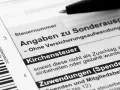 Steuerformular mit dem Feld "Kirchensteuer". Ein Stift liegt bereit, um Angaben zu machen, die die Kappung der Kirchensteuer betreffen könnten.