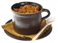 Tradycyjny bigos w glinianym naczyniu, gotowy do spożycia. Zastanawiasz się nad bigos kcal?