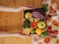 Kosz owoców i warzyw: czerwona kapusta, awokado, kiwi, jabłka, cytrusy, szpinak. Zdrowa dieta pomoże Ci jak obniżyć ciśnienie.