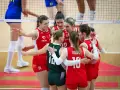 Siatkówka na żywo dzisiaj: zawodniczki w czerwonych strojach przytulają się po udanej akcji.