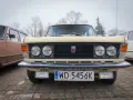 Kremowy Fiat 125p z polską tablicą rejestracyjną WD 5456K.