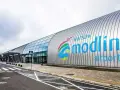 Lotnisko Modlin: Gdzie zostawić samochód i uniknąć wysokich kosztów?