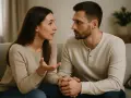 Para rozmawia na kanapie, kobieta gestykuluje.