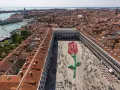 Venezia celebra il giorno di San Marco con una gigantesca rosa umana rossa e verde in Piazza San Marco.