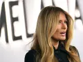 Melania Trump na tle napisu "MELANIA".