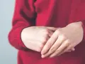 Pękające skórki? Odkryj brakujące witaminy i odzyskaj piękne dłonie!