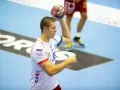 Wiktor Tomczak, zawodnik piłki ręcznej, przygotowuje się do rzutu.