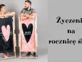 Para zakochanych przy leżakach z sercami. Idealne śmieszne życzenia na rocznicę ślubu dla Barbary i Jacusa.
