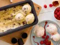 Pyszne domowe lody czekoladowe i malinowe, gotowe do podania. Idealne na upalne dni!
