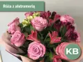 Bukiet różowych róż i alstromerii, jedne z najpopularniejszych kwiatów ciętych, prezentuje się pięknie.